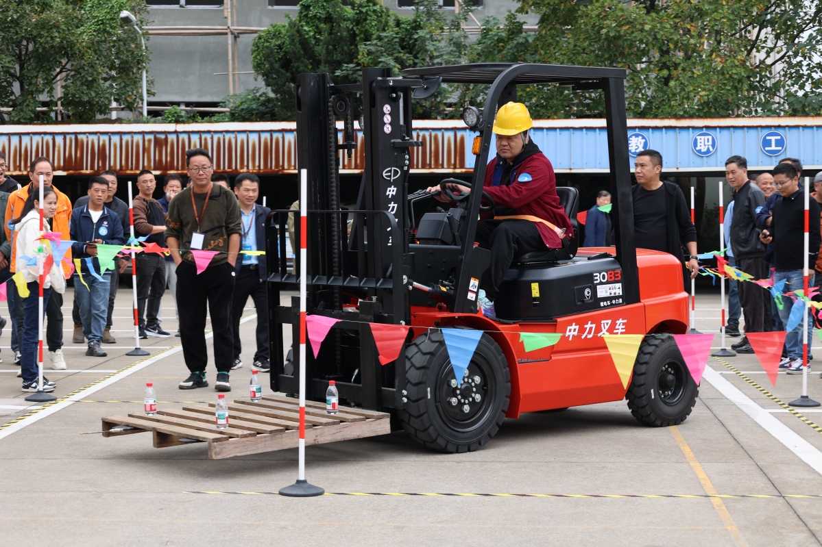 叉車(chē)1.jpg